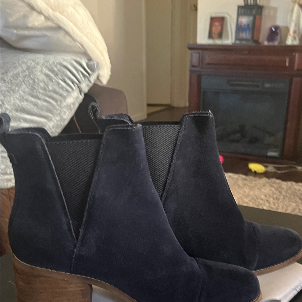 Tom's suede Navy Ankle Boots like new - Picture 7 of 8